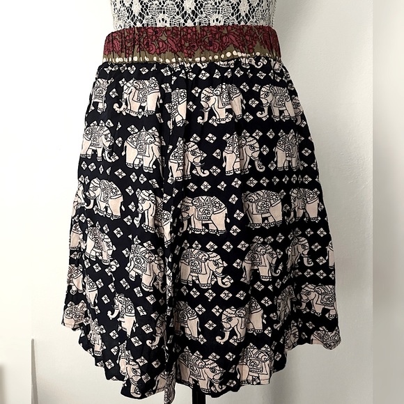 Angie Elephant Pattern Skirt with Buttons and Pockets - Picture 4 of 4